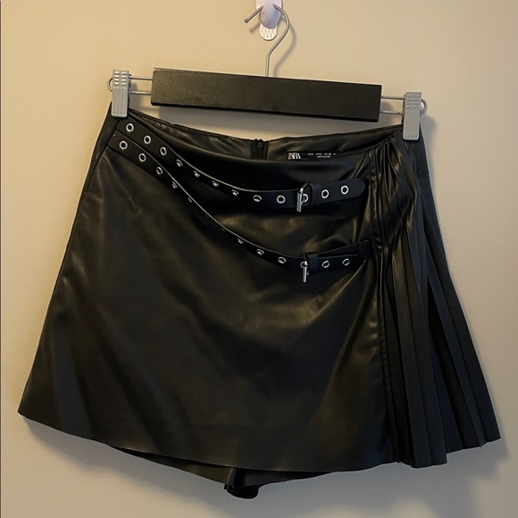 Zara Black Vegan “Leather” Mini Skort Buckle Details - Picture 2 of 8
